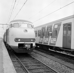 170711 Afbeelding van de introductie van de nieuwe, gele huisstijl van de electrische treinstellen mat. 1964 (plan V) ...
